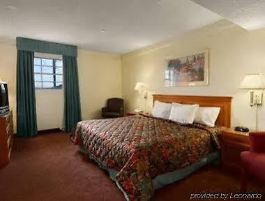 Oyo N Sheridan Rd & Airport Hotel 2*