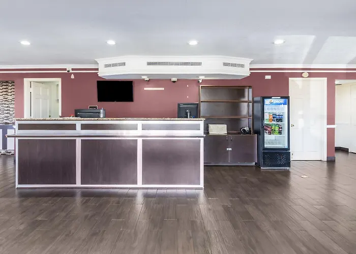 Oyo N Sheridan Rd & Airport Hotel