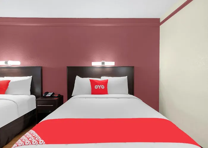 Oyo N Sheridan Rd & Airport Hotel