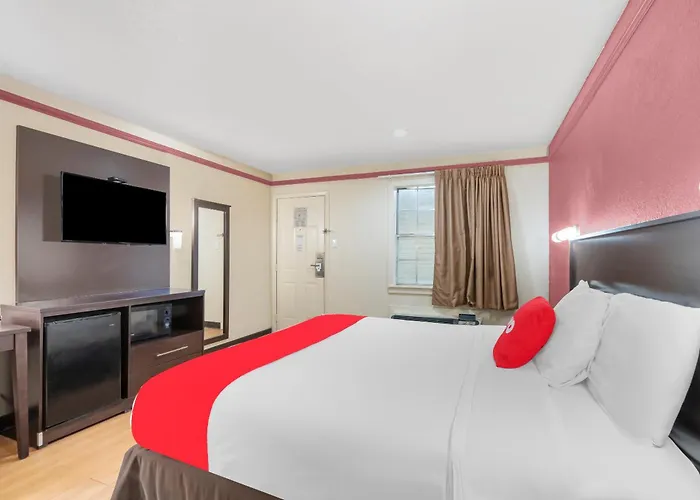 Oyo N Sheridan Rd & Airport Hotel