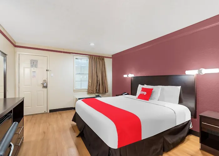 Oyo N Sheridan Rd & Airport Hotel 2*