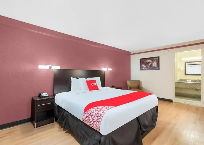 Hotel Oyo N Sheridan Rd & Airport 2*