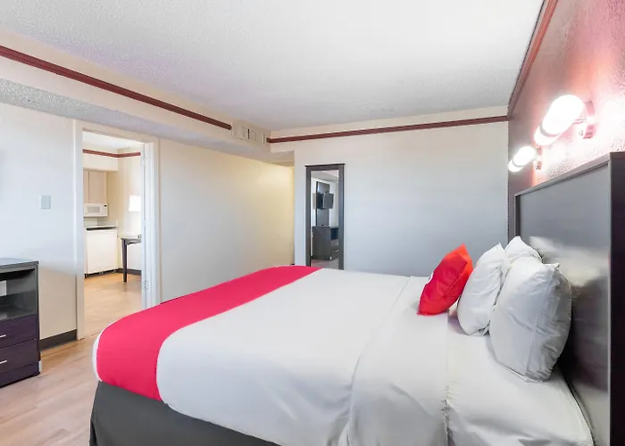 Oyo N Sheridan Rd & Airport Hotel