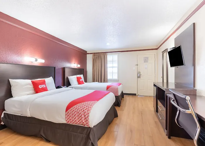 Oyo N Sheridan Rd & Airport Hotel 2*