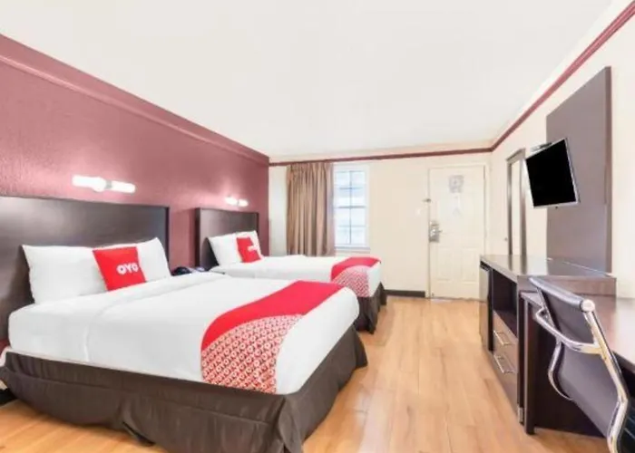 Oyo N Sheridan Rd & Airport Hotel