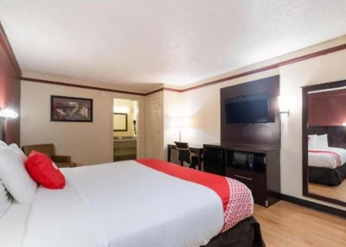 Oyo N Sheridan Rd & Airport Hotel 2*