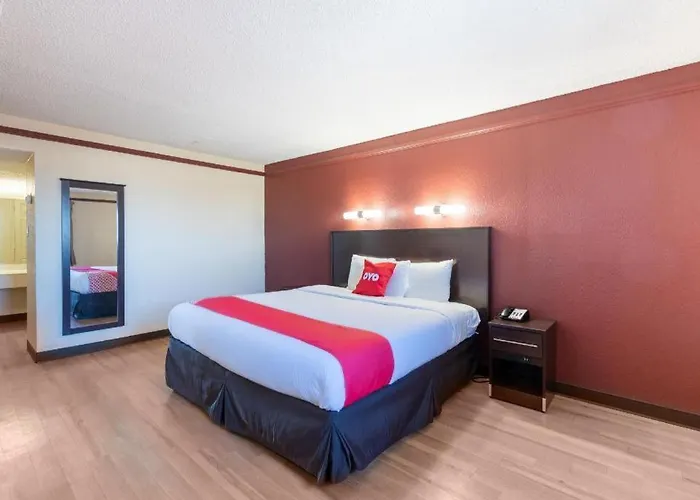 Oyo N Sheridan Rd & Airport Hotel 2*