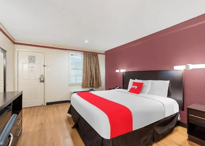 Hotel Oyo N Sheridan Rd & Airport 2*