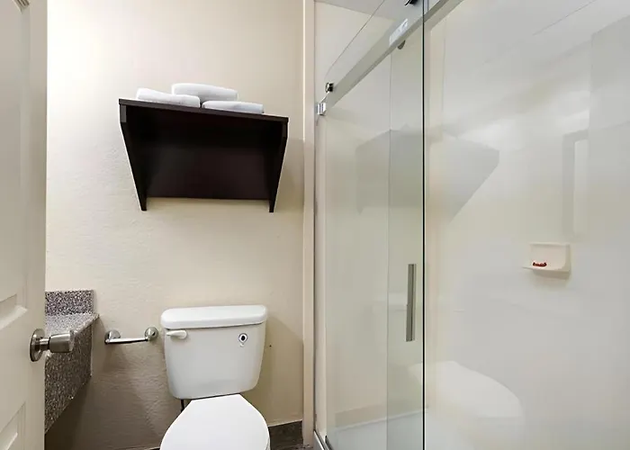 Oyo N Sheridan Rd & Airport Hotel 2*