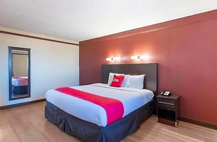 Oyo N Sheridan Rd & Airport Hotel