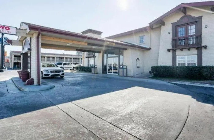 Oyo N Sheridan Rd & Airport Hotel