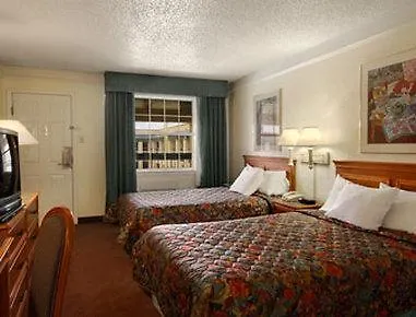 Oyo N Sheridan Rd & Airport Hotel